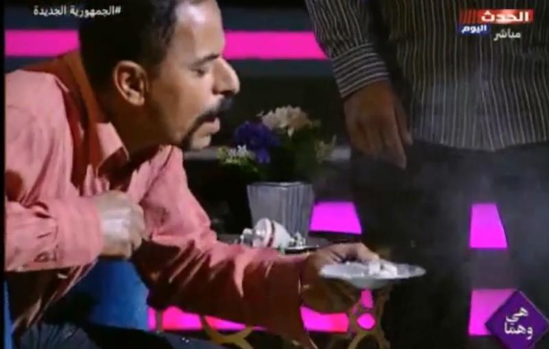 قوة خارقة| ”محمد” شاب من الفشن بالغربية يأكل الزجاج والفحم مشتعلا