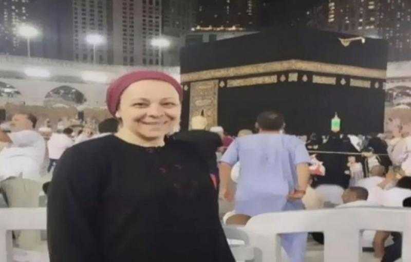 أزهري منتقدا صورة نهاد أبو القمصان بـ”التربون”: حرام الكعبة مكان عبادة ومقدس