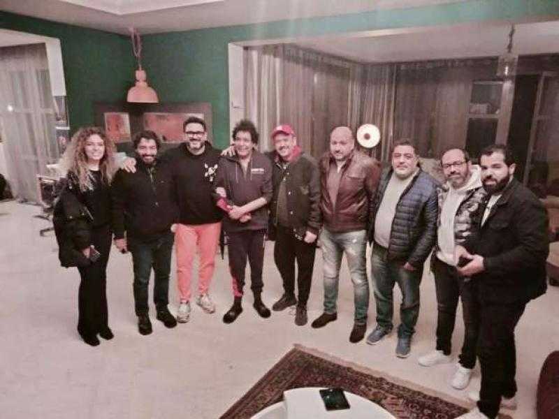 أكرم حسني وهشام عباس في ضيافة محمد منير بمنزله