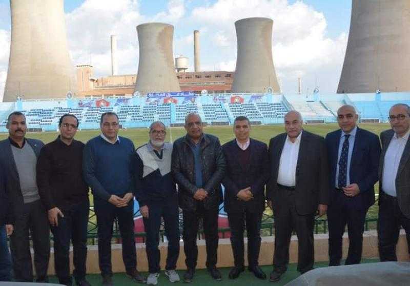 وزير قطاع الأعمال يتفقد شركة غزل المحلة لكرة القدم.. صور