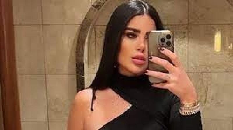 أمينة عبدالمنعم تبرز رشاقتها بهوت شورت لافت (صور)