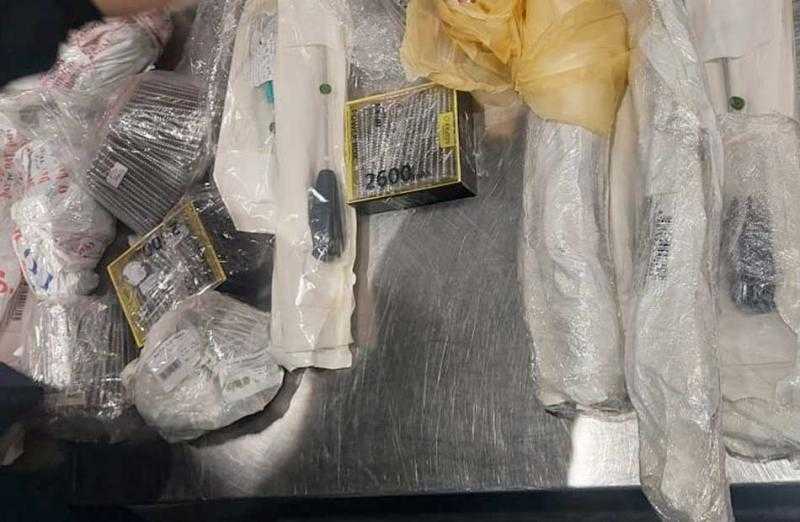 ضبط راكب مصري حاول تهريب كمية كبيرة من مستلزمات جراحة العظام |صور