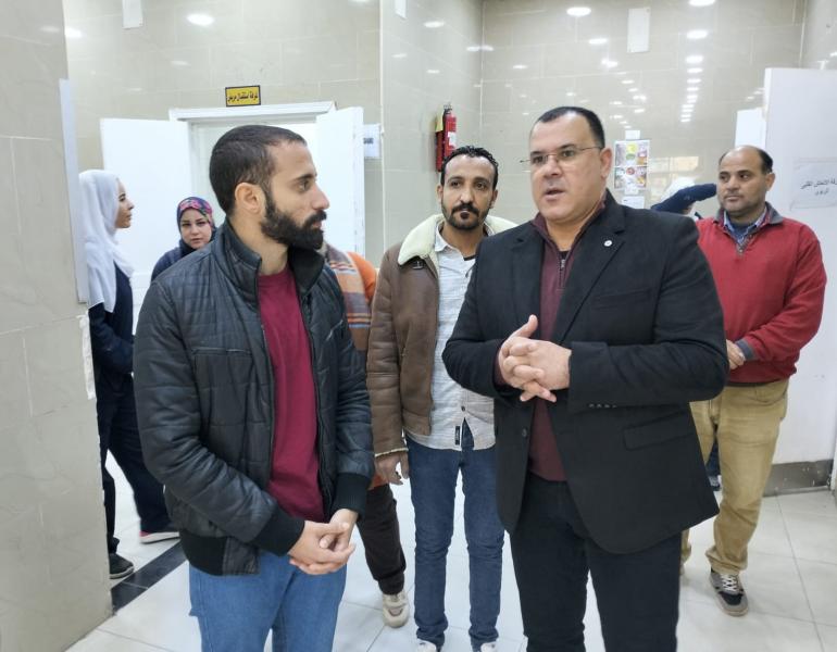 مستشفى السويس يستقبل مصابي حادث انقلاب ميكروباص بطريق القطامية | صور