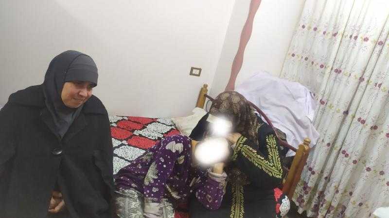 محافظ أسيوط: إنقاذ سيدة وابنتها بلا مأوى ونقلهما لأحد دور الرعاية | صور