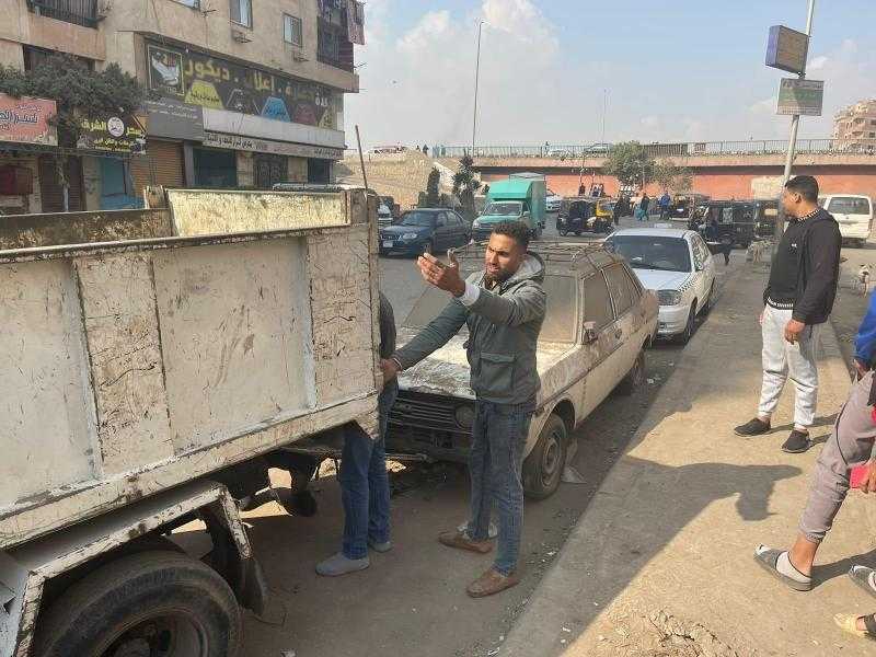 الجيزة تشن حملة لرفع السيارات المتهالكة من شوارع بولاق الدكرور