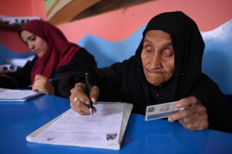 حاصلة على محو الأمية في سن الـ87: ”الامتحان مفهوش غش وكنت بحلم أجلس في المدرسة”