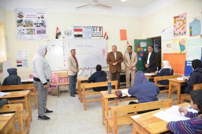 محافظ أسيوط يتفقد لجنتي مدرستي الوحدة العربية ودرية الحسيني للاطمئنان على امتحانات الشهادة الإعدادية.. صور