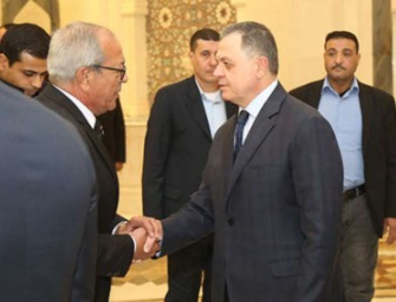 جانب من تقديم العزاء