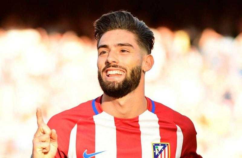 جناح أتليتيكو مدريد يقترب من برشلونة