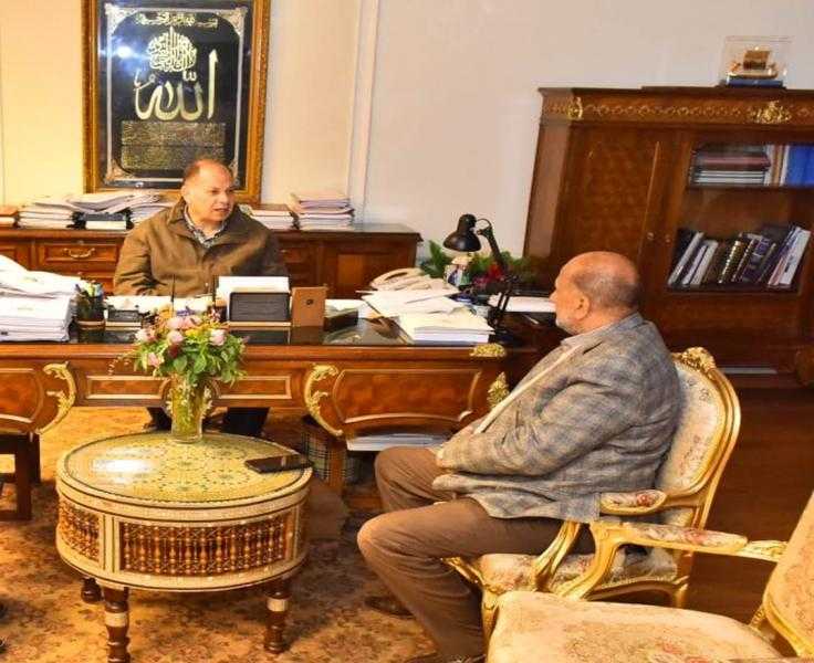 محافظ أسيوط يناقش مجهودات الري في تبطين الترع وإزالة التعديات على المجاري المائية