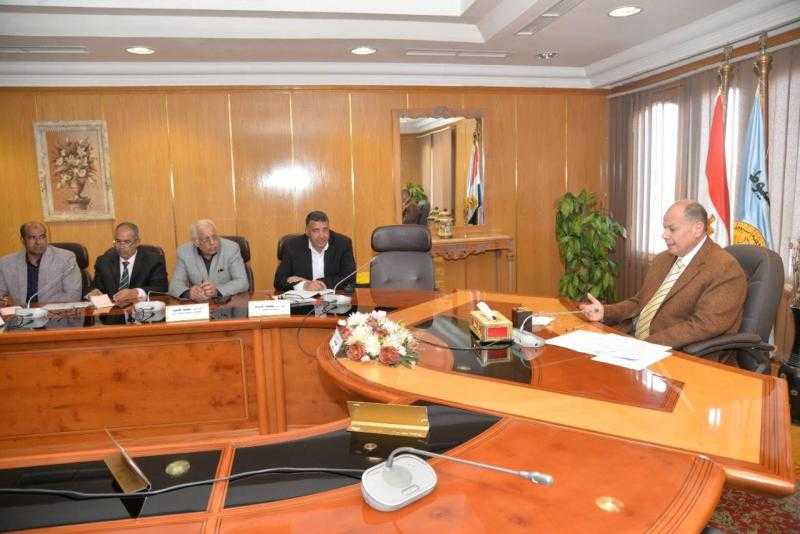 محافظ أسيوط يوجه بفتح منافذ أهلا رمضان بالقرى والمراكز لبيع المواد الغذائية بأسعار مخفضة