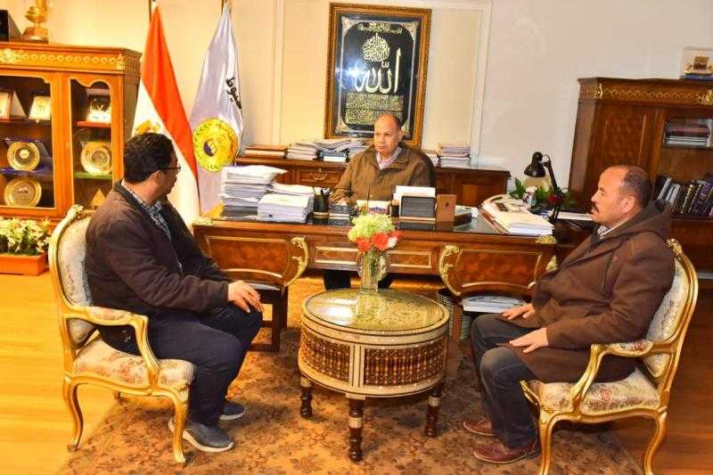 محافظ أسيوط يُوجه باستكمال مراحل الرصف بمركز منفلوط| صور