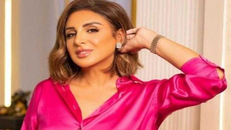 أنغام تخطف الأنظار بالذهبي المثير (صور)