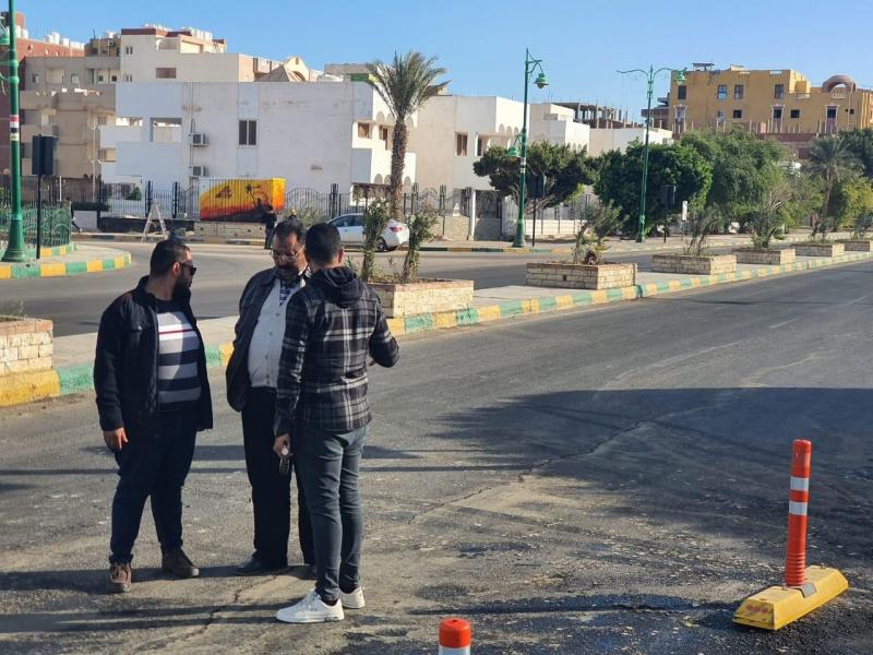 رئيس مدينة سفاجا يوجه بسرعة الانتهاء من أعمال رصف وتجميل الشوارع | صور