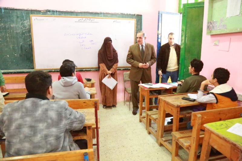 محافظ كفر الشيخ يتفقد امتحانات الشهادة الإعدادية | صور