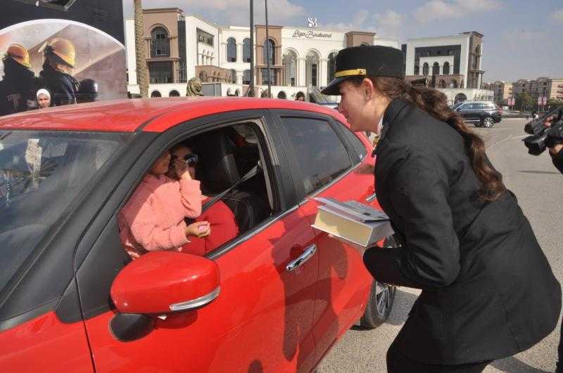 مديرية أمن القاهرة توزع بطاطين وورود على المواطنين فى عيد الشرطة.. صور
