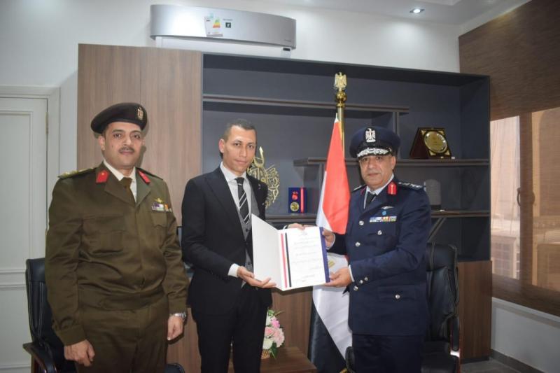 المستشار العسكري للبحر الأحمر يكرم المستشار الإعلامي للمحافظة لتميزه في آداء مهمته