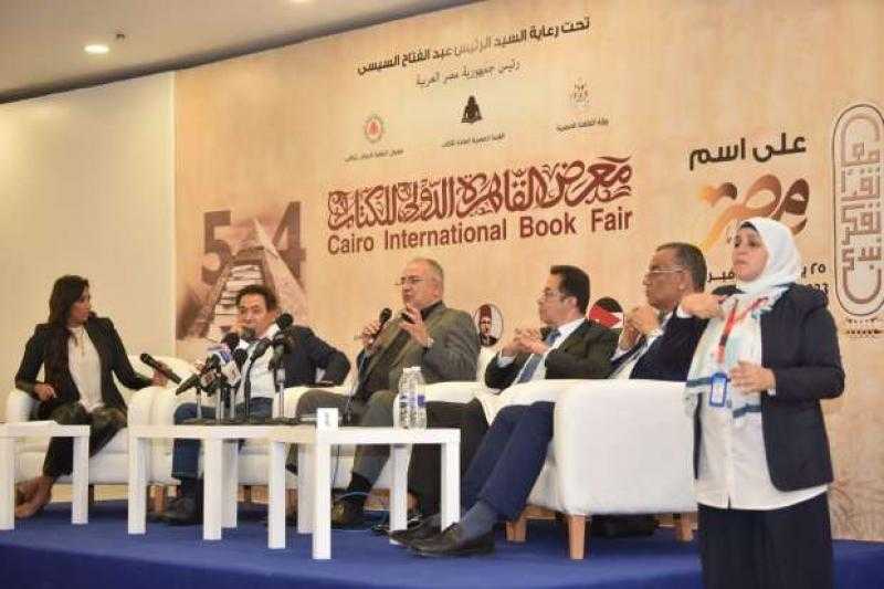 خيري رمضان في ندوة «نحن والإعلام» بمعرض الكتاب: السوشيال ميديا أتاحت صناعة المحتوى للجميع