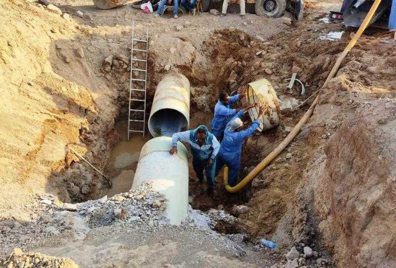 إصلاح كسر بخطي مياه في بلبيس ومنيا القمح بالشرقية
