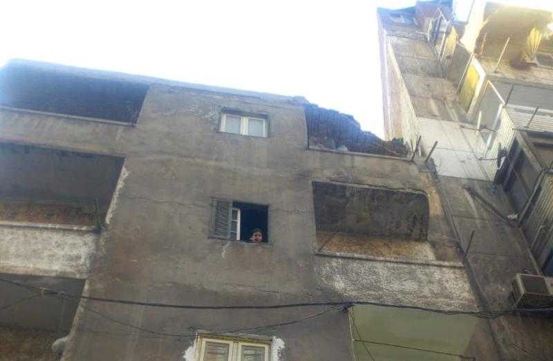 إزالة أجزاء داهمة الخطورة من عقار قديم في حي الجمرك بالإسكندرية | صور