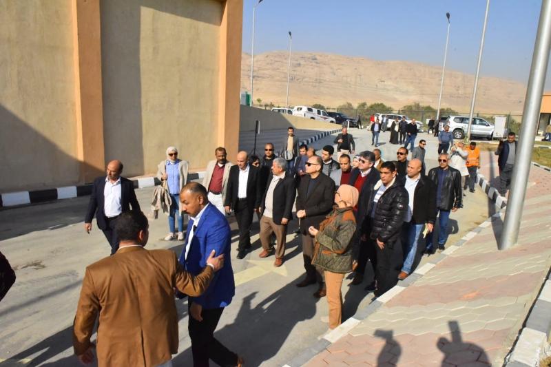 وزيرة البيئة ومحافظ أسيوط يفتتحان محطتين لنقل المخلفات الصلبة بديروط وأبوتيج | صور