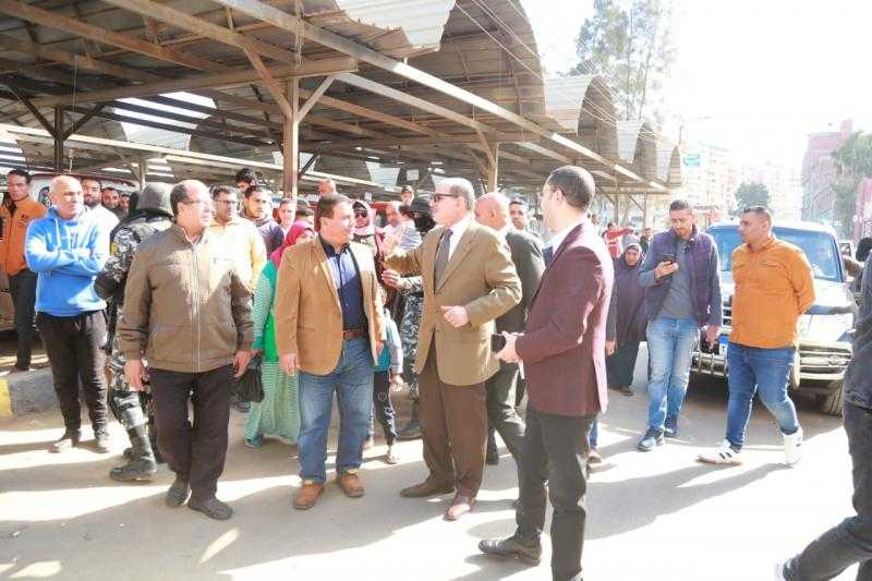 محافظ كفر الشيخ يتفقد المشروعات الخدمية ويوجه بإزالة الإشغالات.. صور