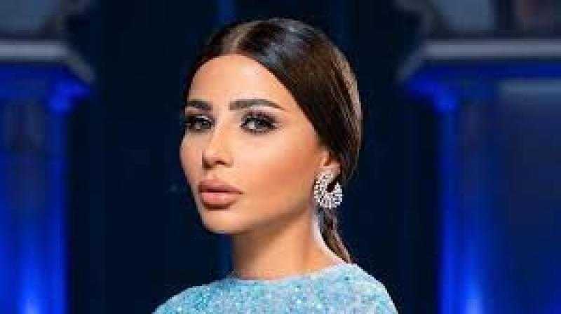 مهيرة عبدالعزيز تخطف الأنظار بالأزرق والألماس