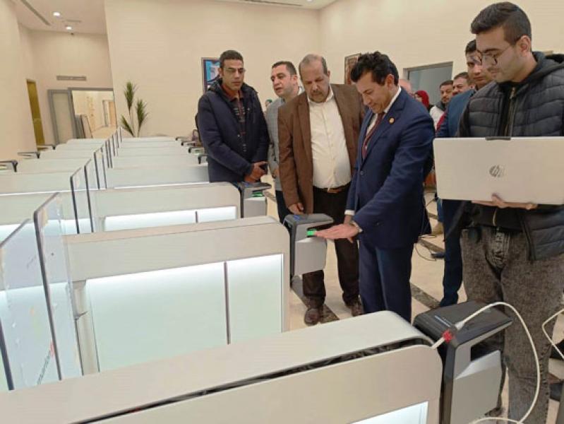 وزير الرياضة يتابع تسجيل الموظفين للبصمة الإلكترونية 