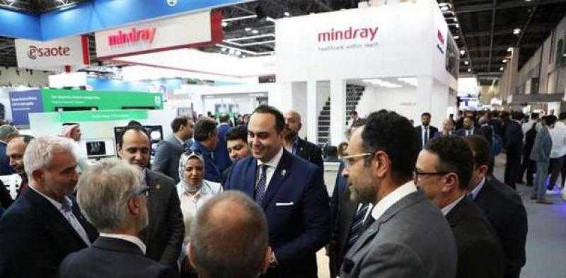 رئيس هيئة الرعاية الصحية يتفقد أجنحة شركات التكنولوجيا الطبية بـ«آراب هيلث»