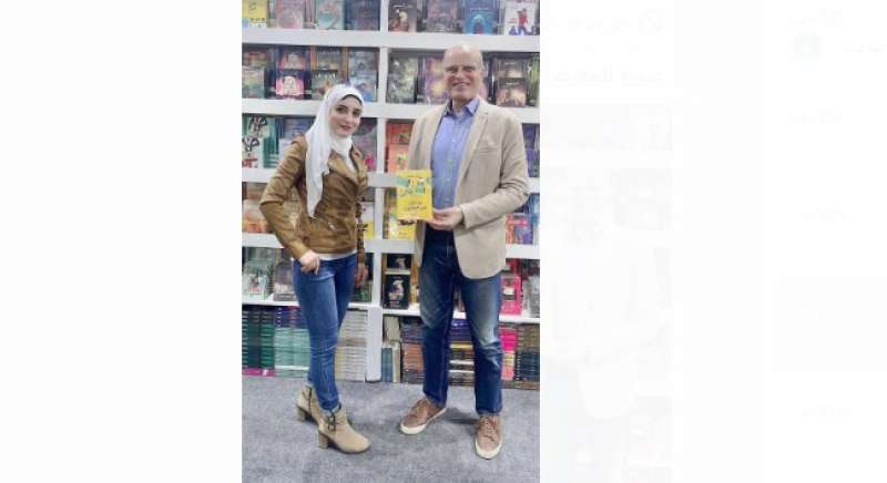 الدكتورة منى من داخل المعرض