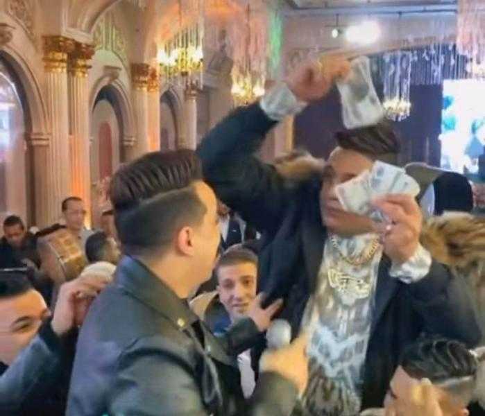 ”نقطة في فرح”.. حمو بيكا يلقي الأموال بشكل هيستيري على رضا البحراوي.. فيديو وصور