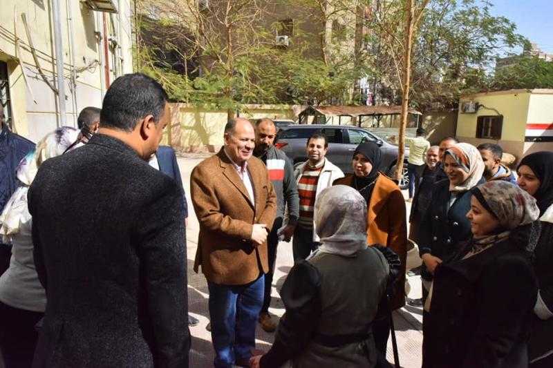 محافظ أسيوط يزور إدارة شرق الصحية لمتابعة حملة «طرق الأبواب» |صور