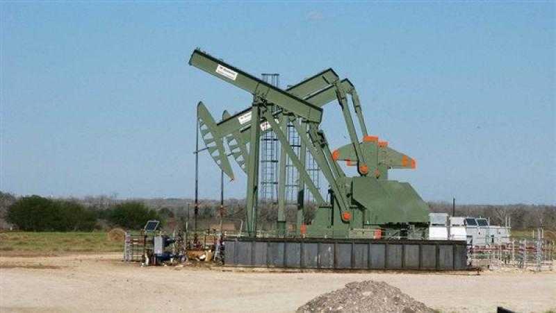 النفط يهبط 3% مع تزايد المخاوف بشأن أسعار الفائدة