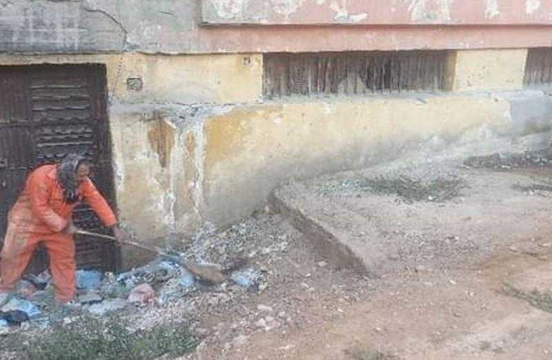 حملة نظافة لرفع المخلفات من حي شرق سوهاج| صور