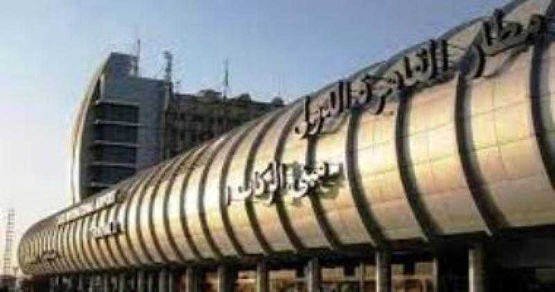 ضبط محاولة تهريب عدد من الساعات و”كروت ميموري” بجمارك مطار القاهرة
