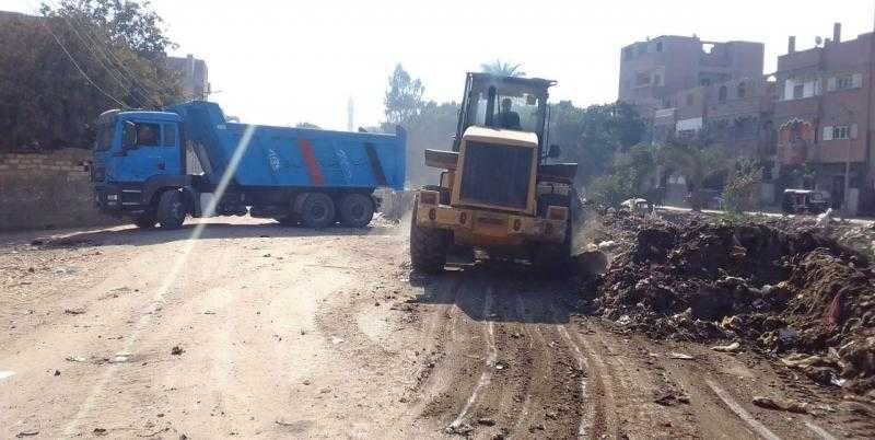 استمرار رفع مخلفات الترع والمصارف بالمراكز ورفع 190 طن نواتج تطهير بأسيوط.. صور