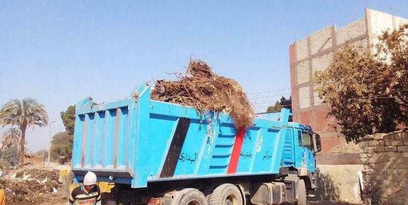 استمرار رفع مخلفات الترع والمصارف بالمراكز ورفع 190 طن نواتج تطهير بأسيوط.. صور