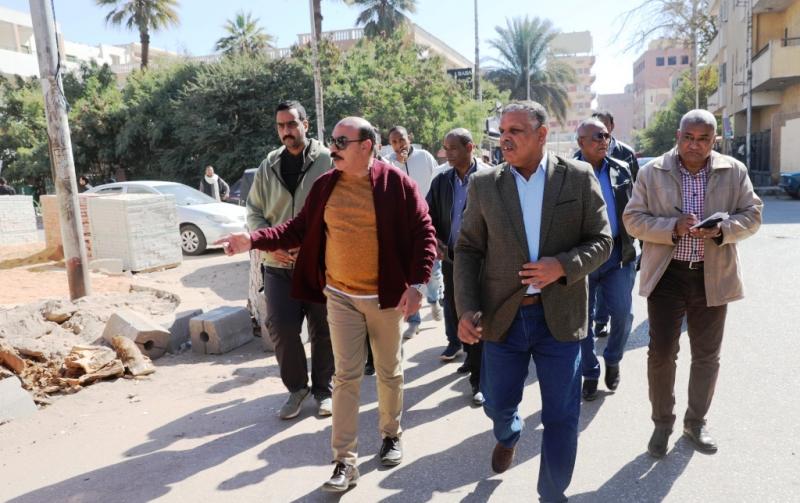 محافظ أسوان يتابع أعمال تطوير وتجميل المدينة