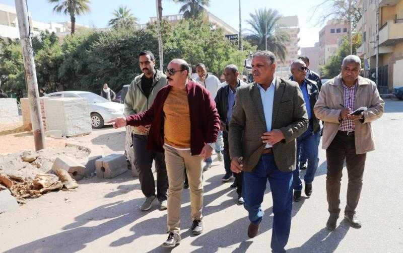 محافظ أسوان يؤكد على سرعة إنهاء أعمال تطوير وتجميل المدينة.. صور