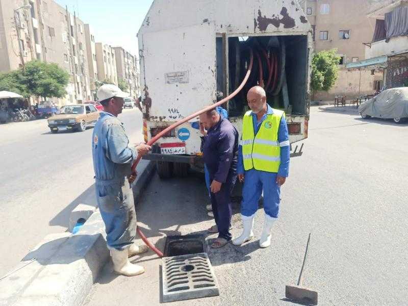 تطهير 66 شنيشة بشوارع جمرك الإسكندرية لزيادة قدرتها خلال الأمطار