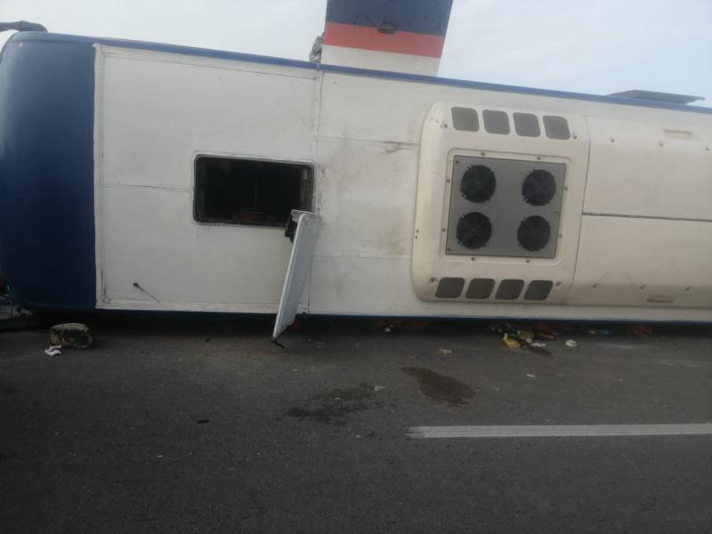 مستشفى السويس العام يعالج 43 مصابا في انقلاب أتوبيس بعيون موسى | صور