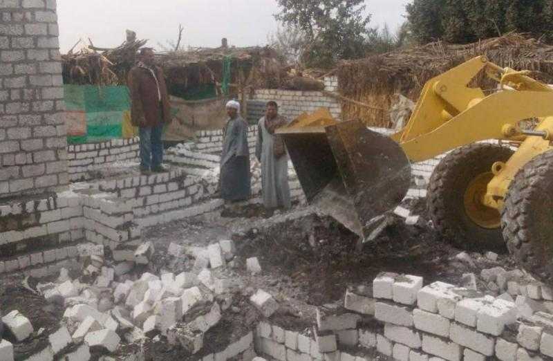 إزالة 7 حالات تعد بالبناء المخالف على الأراضي الزراعي بالمنيا