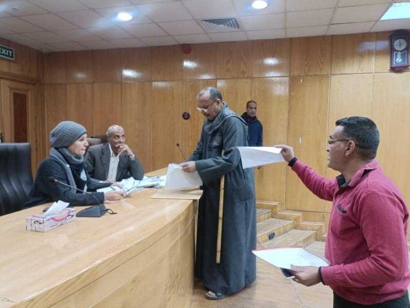 سكرتير محافظ الأقصر يبحث مشاكل المواطنين في اليوم المفتوح| صور