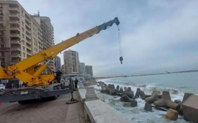 إجراءات عاجلة لإصلاح هبوط أرضي بالإسكندرية وإنقاذ الكورنيش من الغرق