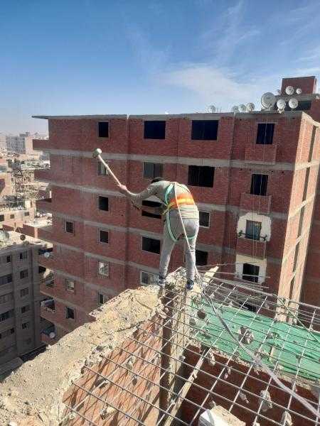 إزالة عقار آيل للسقوط بارتفاع 12 دورا في بولاق الدكرور.. صور وفيديو