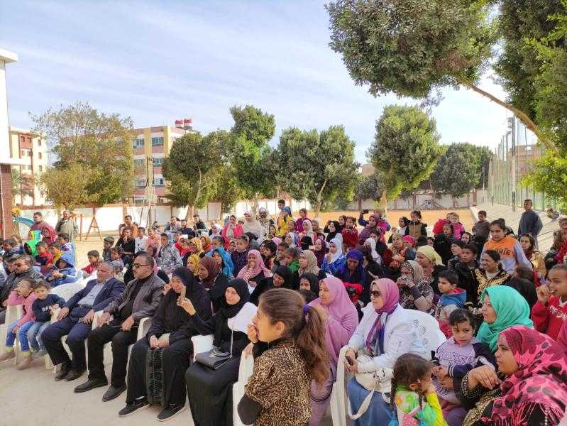 محافظ أسيوط يشيد بالعرض المسرحي ”101 عزل” لمسرح المواجهة والتجوال.. صور