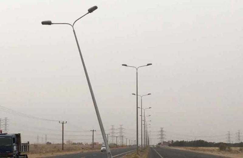 رفع أعمدة الإنارة المتآكلة والآيلة للسقوط نتيجة الطقس وسط الإسكندرية