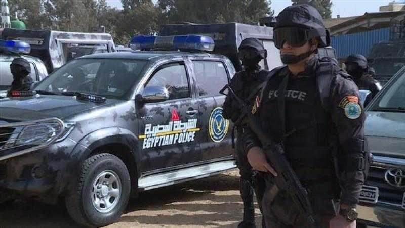 مداهمة مصنع عطور بدون ترخيص وضبط صاحبه في القاهرة