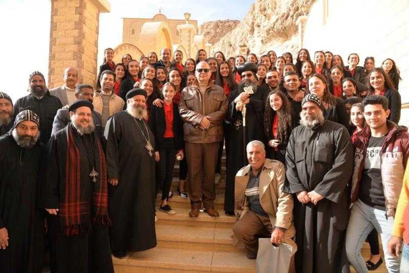 محافظ أسيوط يزور «الدير المعلق» ويستعرض مع الرهبان إنجازات «حياة كريمة» |صور