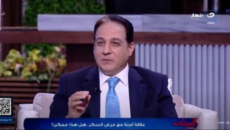 أستاذ جراحة عيون: خطر يهدد المفرطين في استخدام الهواتف بفقدان البصر
